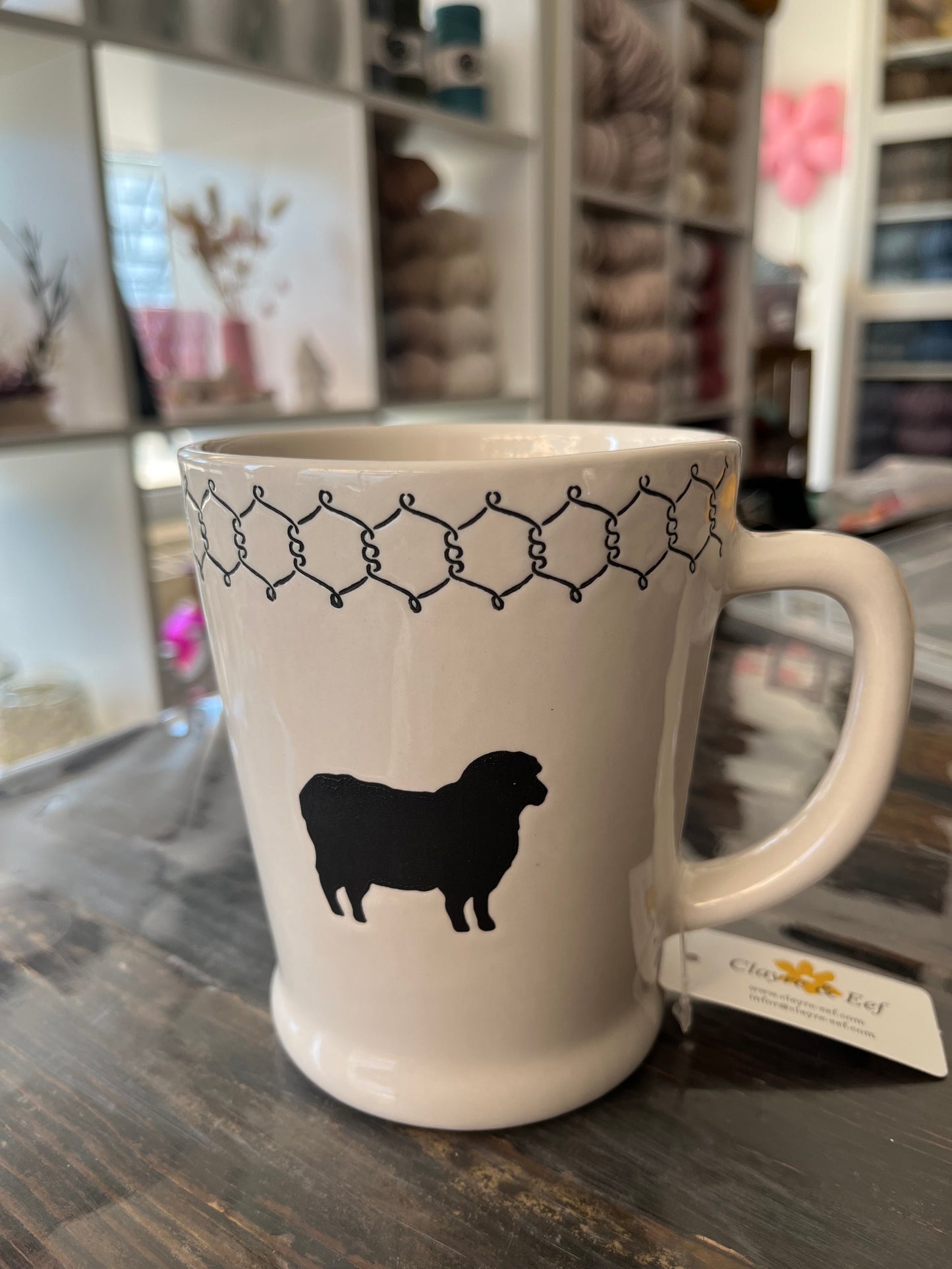 Kaffeetasse / Teetasse mit Griff und Schafdekor