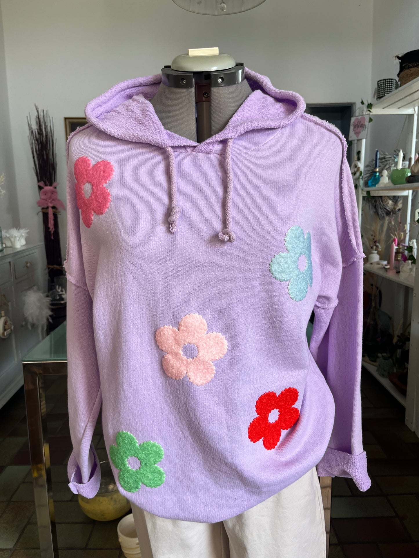 Hoodie (lila) mit Blumenapplikationen