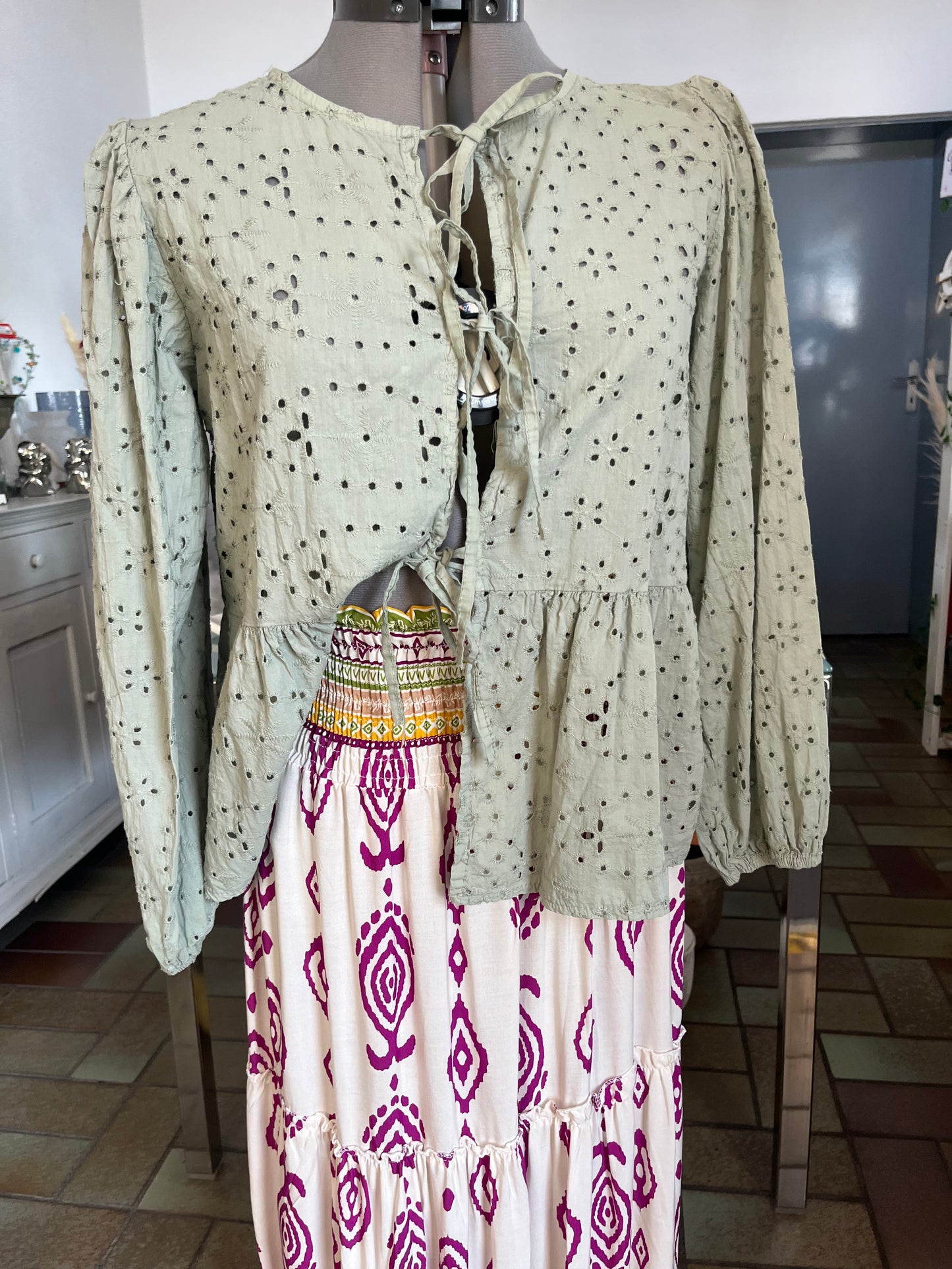 Bluse Langarm mit Schnürung vorne (kaki-grün) und Rock (beige gemustert)