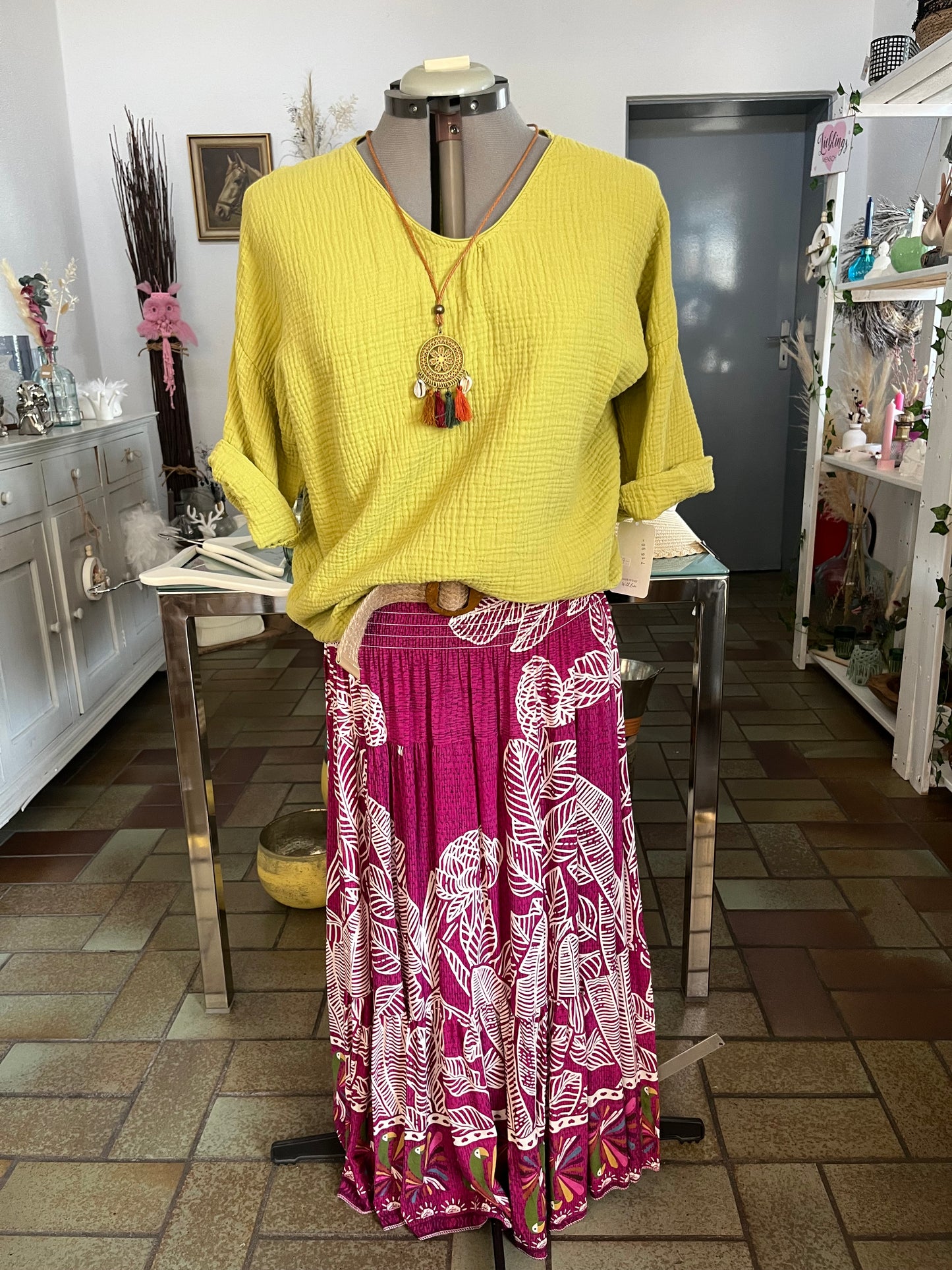 Blusenoberteil aus Musselin (hellgrün) und Rock (lila-beige gemustert)