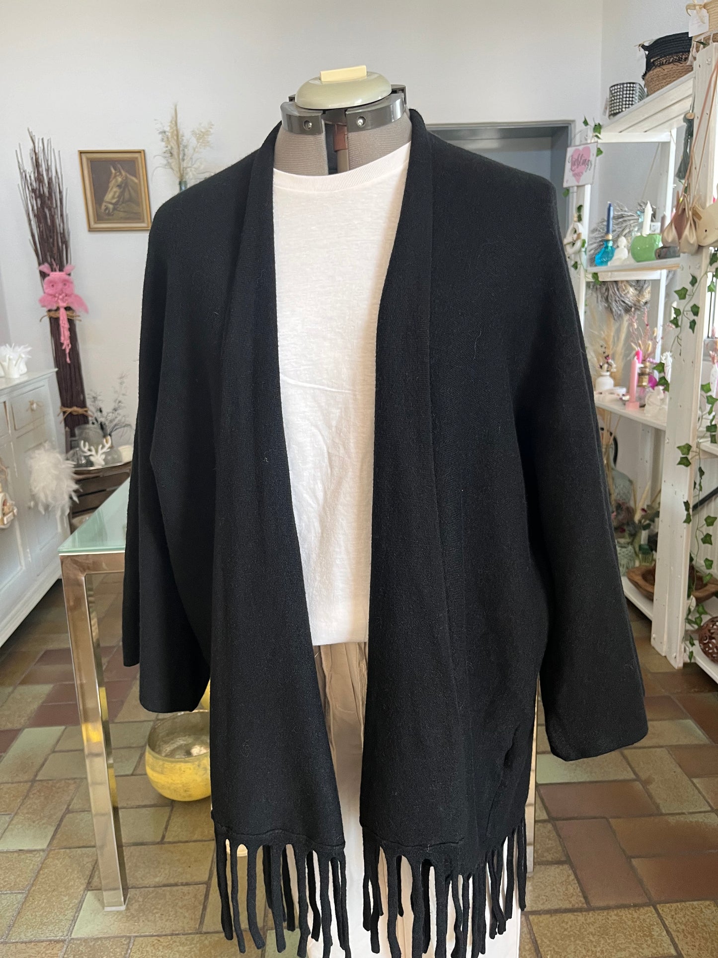 Leichter Strickponcho mit Fransen