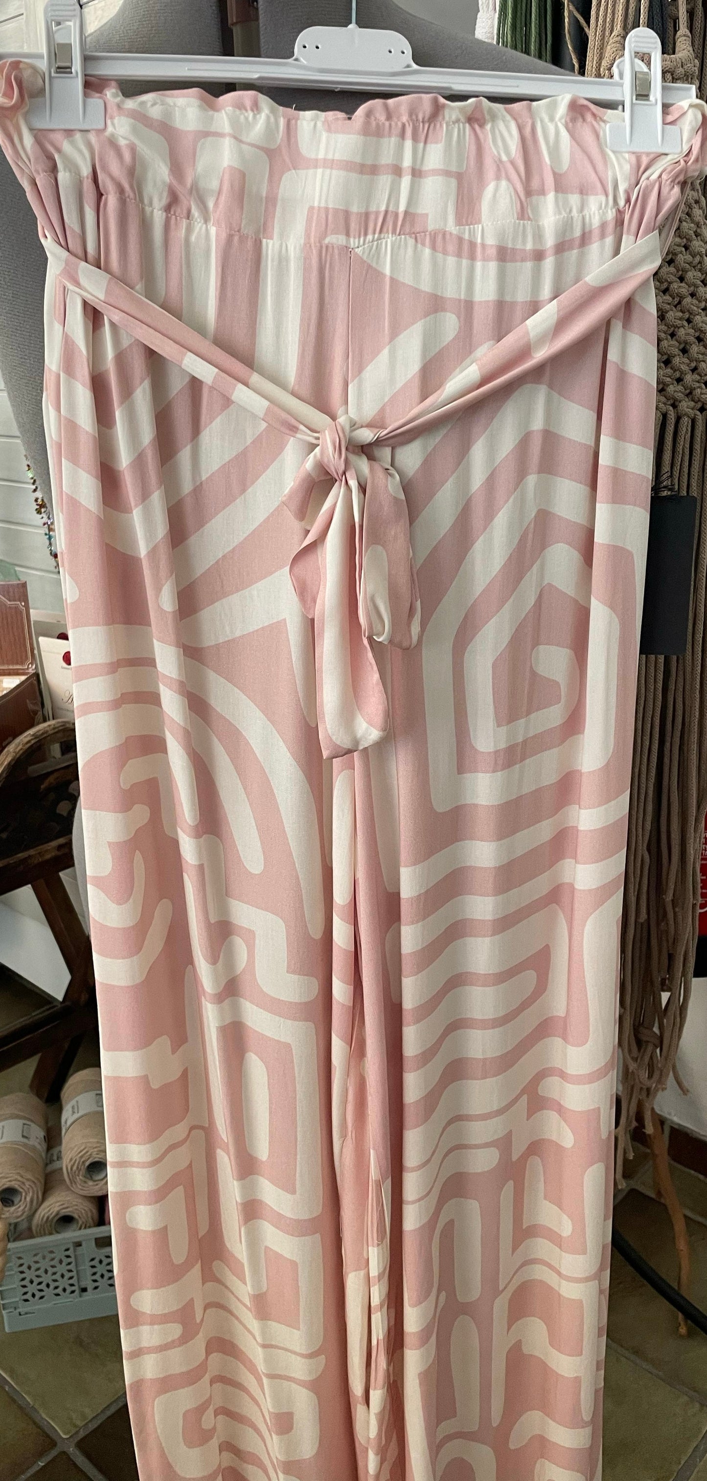 Hose der Marke WAUW in rosa oder grünem Muster