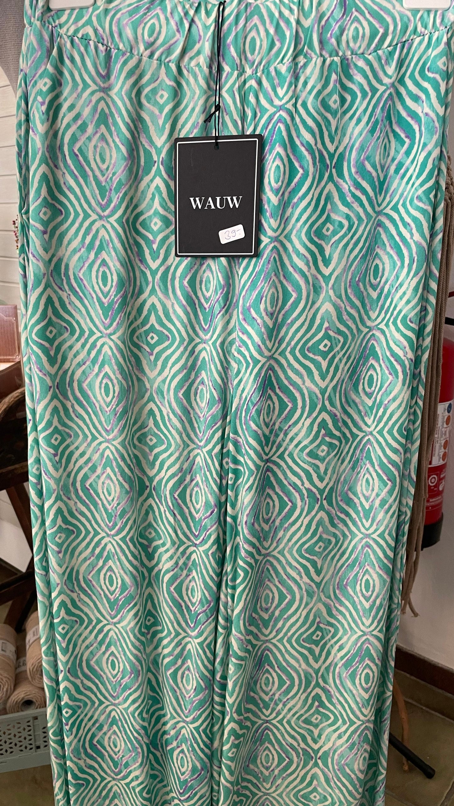 Hose der Marke WAUW im sommerlichen Mustermix