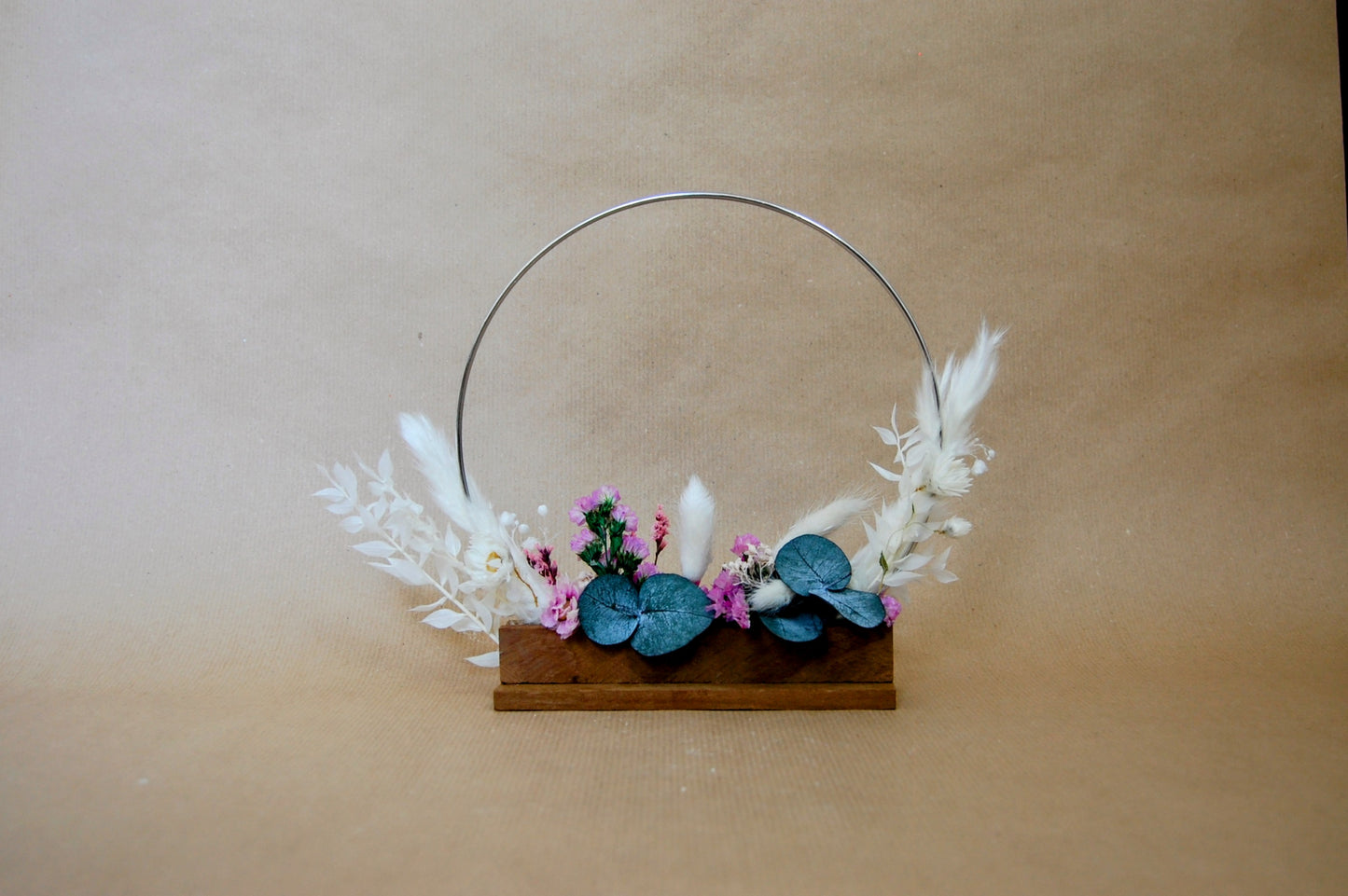 Stehkranz mit Holzfuß und Trockenblumen