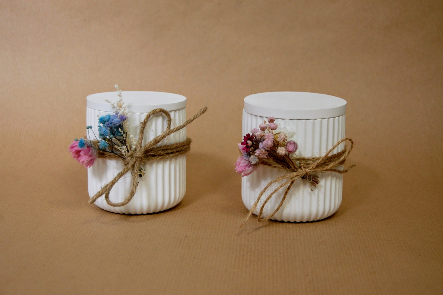 Gips Schälchen mit Deckel verziert mit Trockenblumen