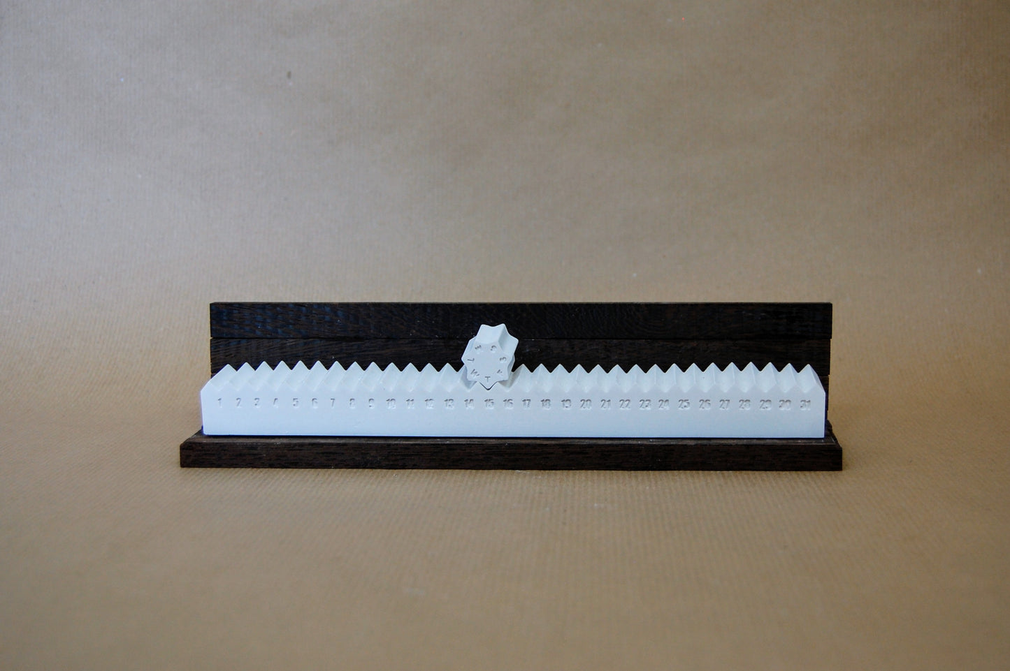 Tischkalender aus Gips und Holz