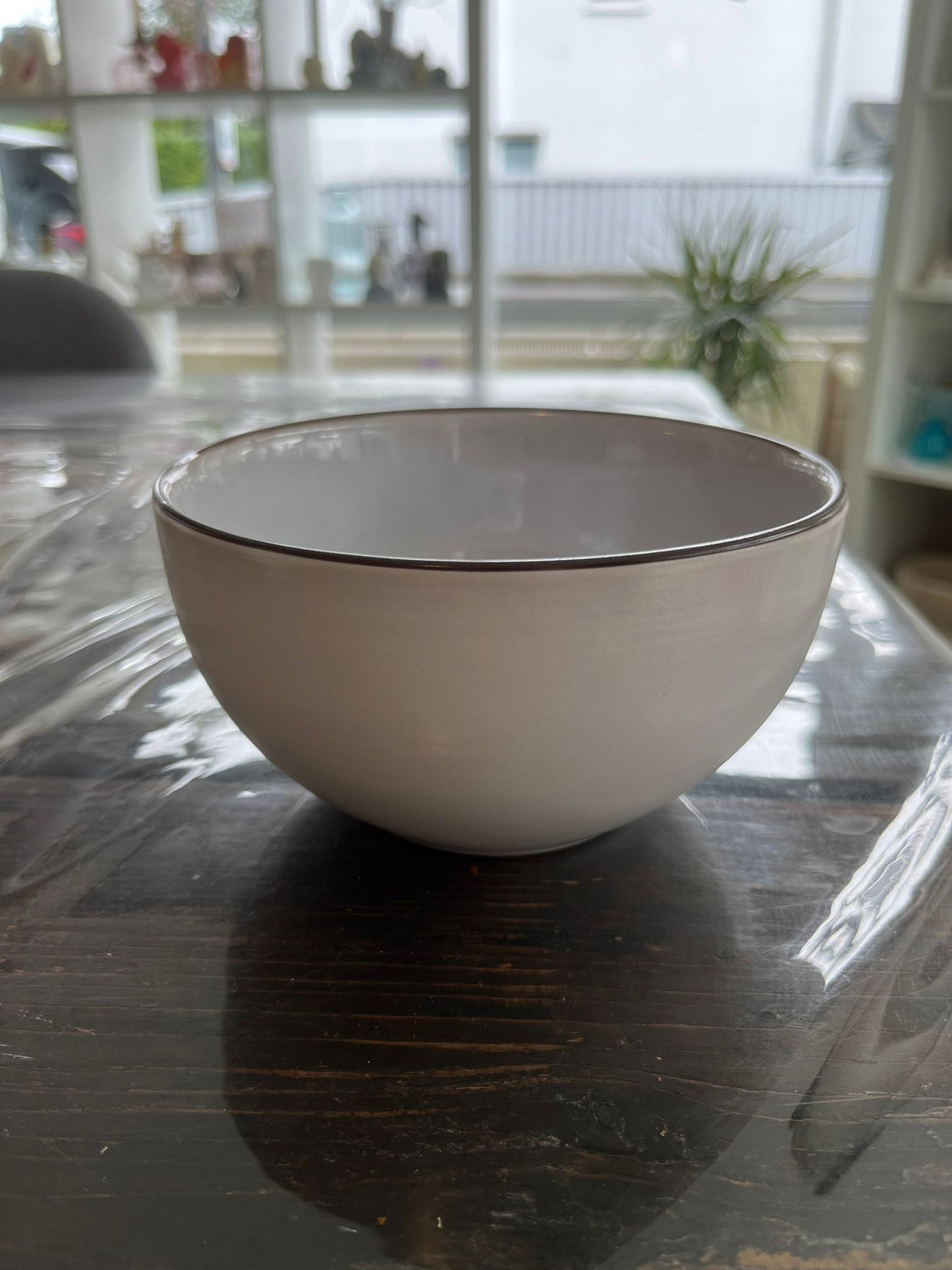 Kaffee- oder Teebecher und Müslischale