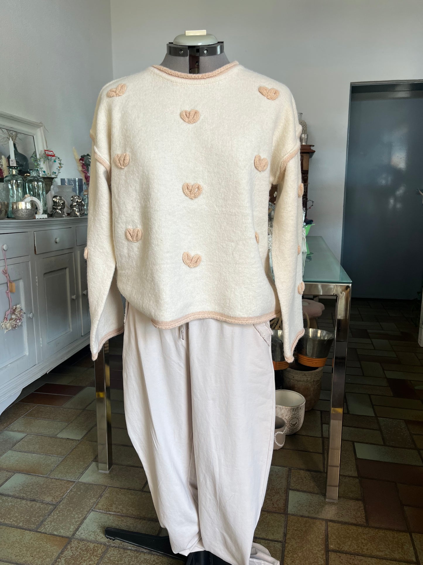Wollpullover leicht (beige) mit Herzapplikationen