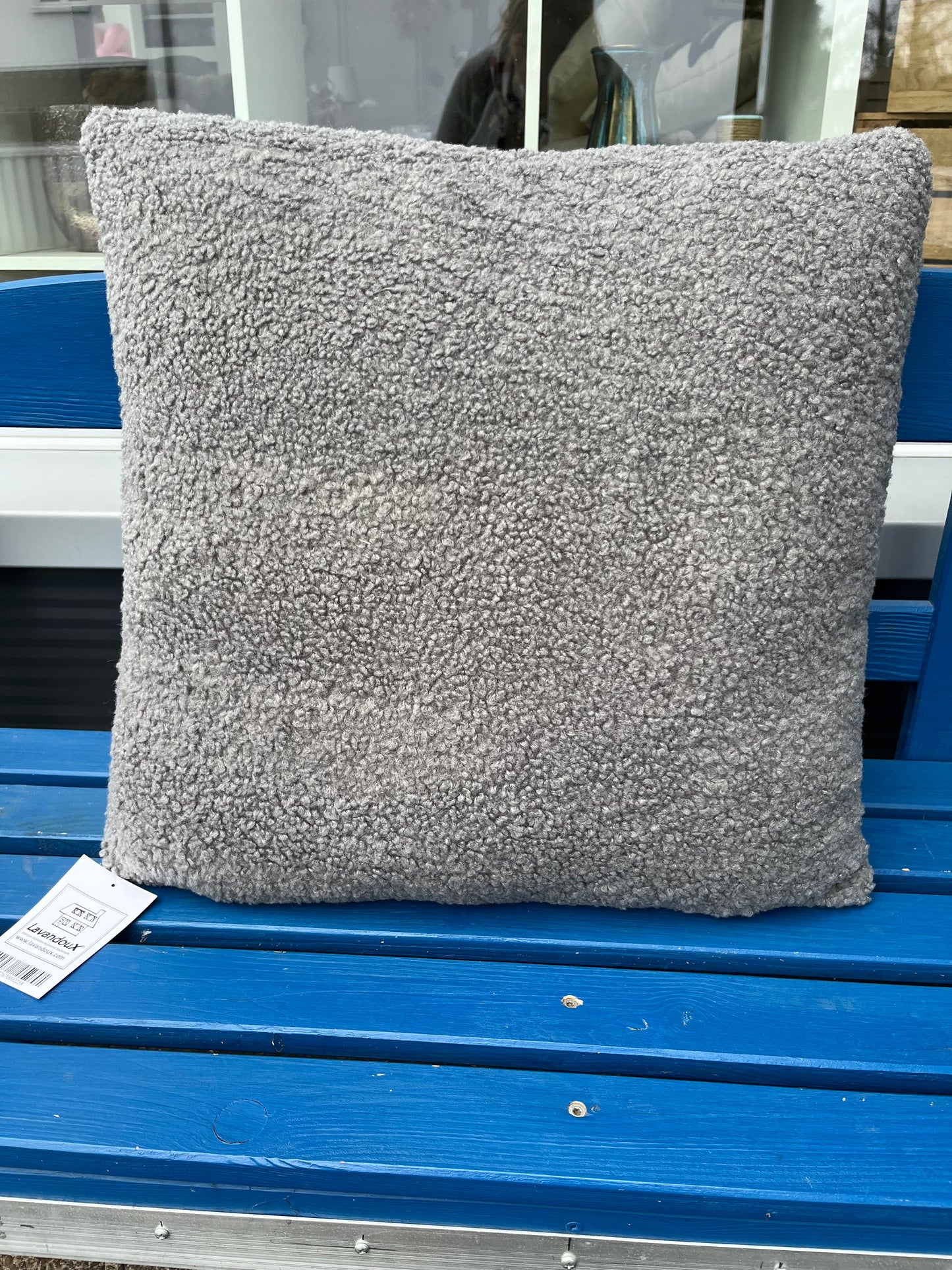Kissen in Teddyoptik (tibet long hair sheep) grau der Marke Lavandoux