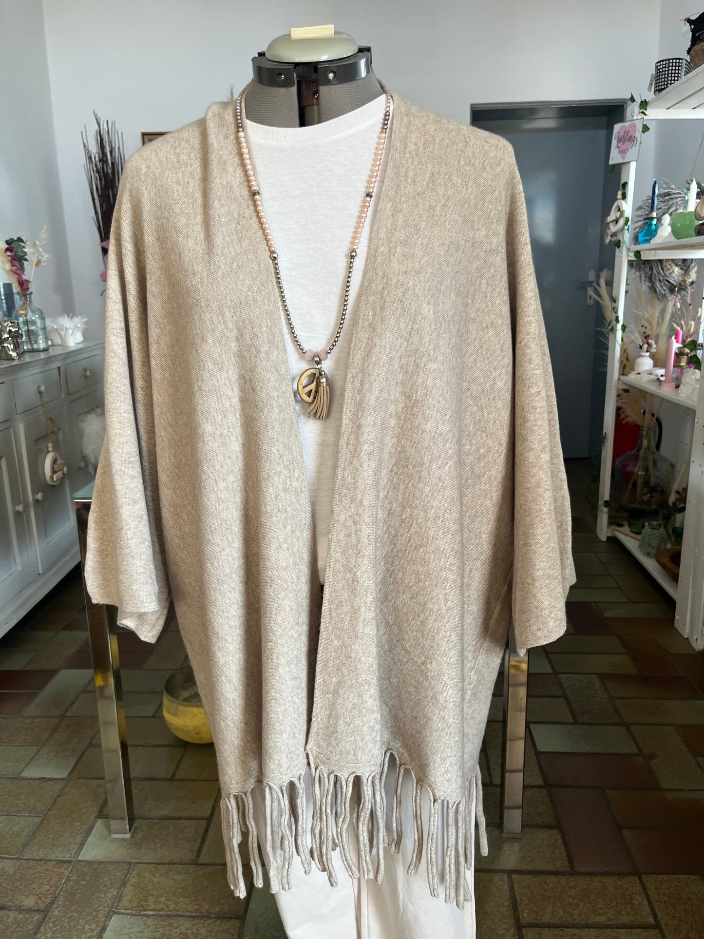 Leichter Strickponcho mit Fransen