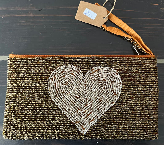 Pouch aus Perlen mit Herzmotiv