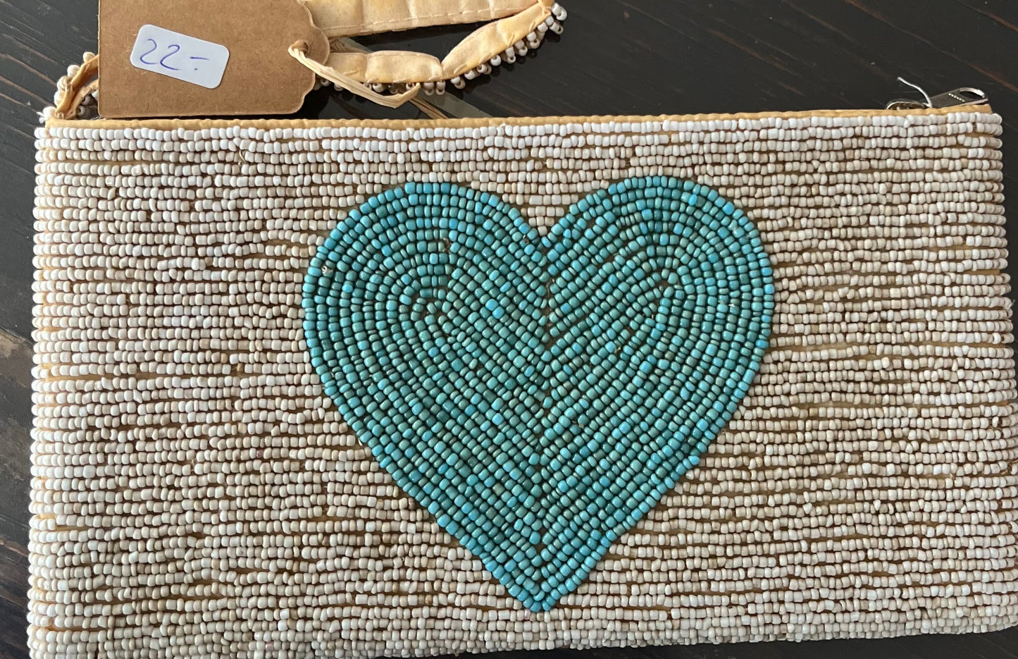 Pouch aus Perlen mit Herzmotiv