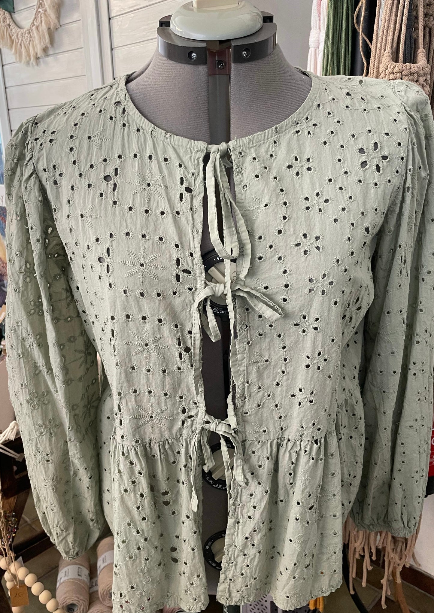 Bluse Langarm mit Schnürung vorne (kaki-grün) und Rock (beige gemustert)