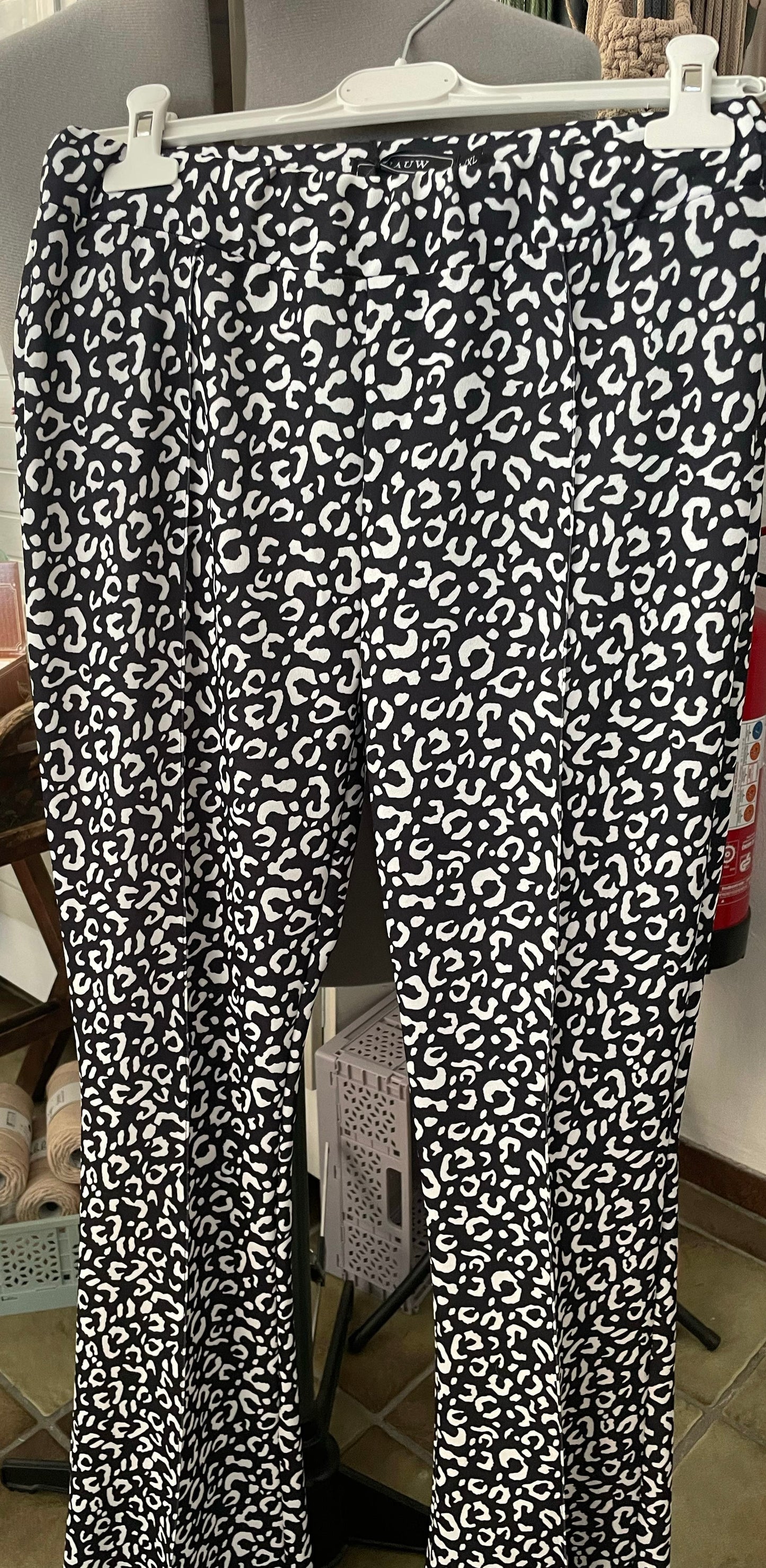 Hose Leoprint schwarz-weiß