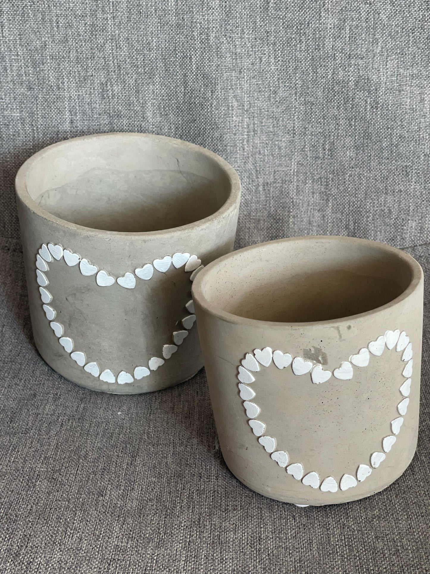 Übertopf Steingut grau mit Herzmotiv