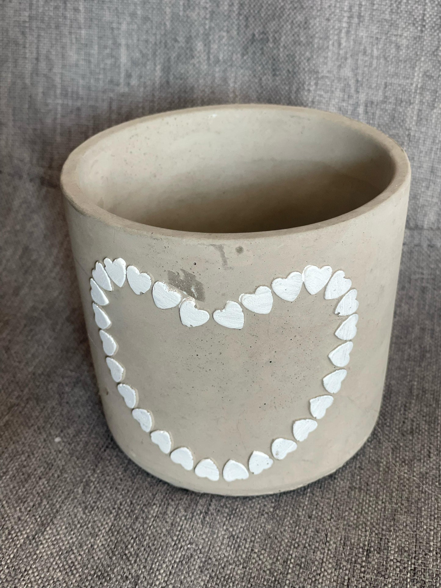 Übertopf Steingut grau mit Herzmotiv