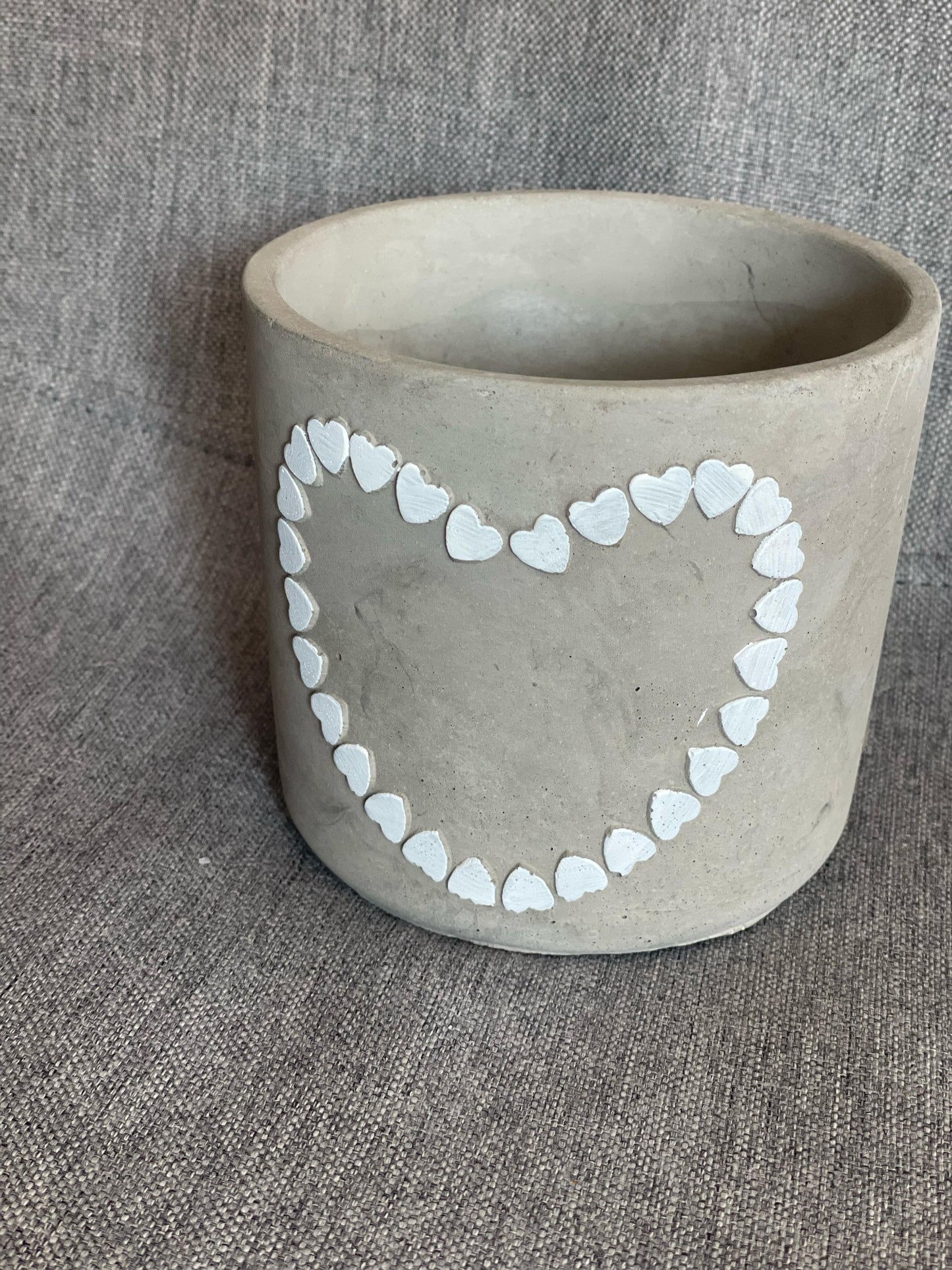 Übertopf Steingut grau mit Herzmotiv