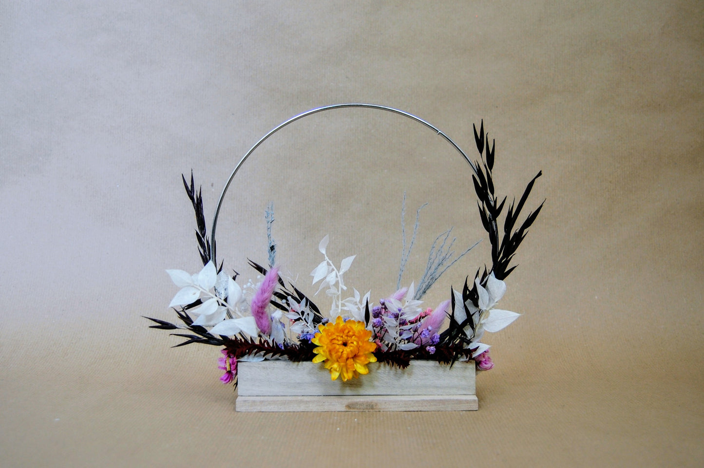 Stehkranz mit Holzfuß und Trockenblumen