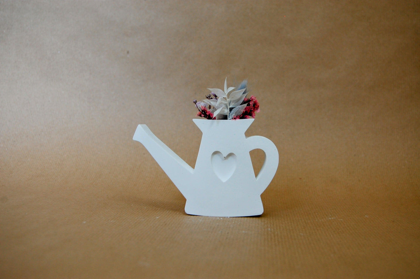 Kleine Gießkanne aus Gips mit Trockenblumen